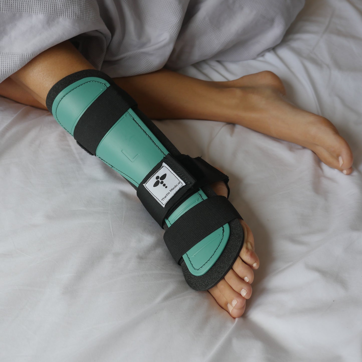 Thetis Medical Achilles Rupture Splint in-use in bed from side