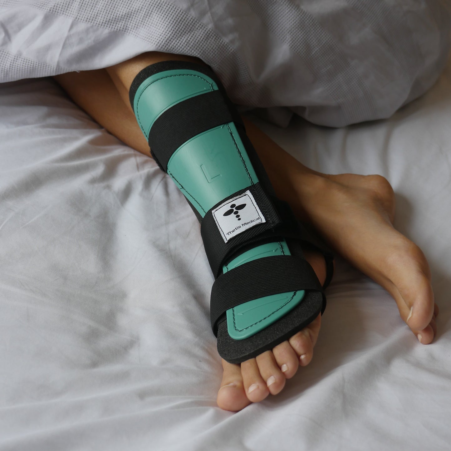 Thetis Medical Achilles Rupture Splint in-use in bed 